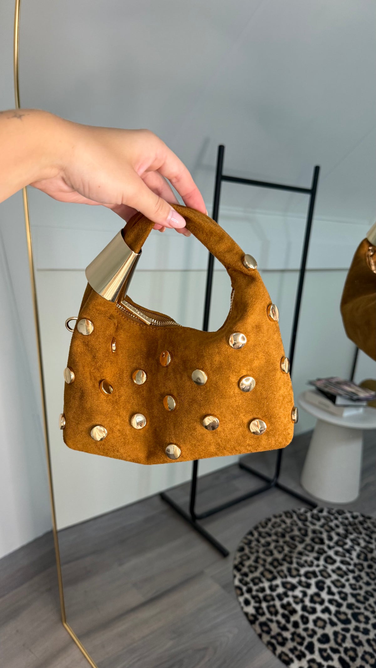 Suede schoudertas studs