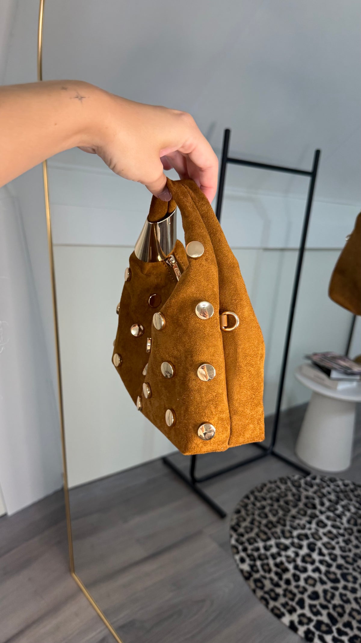 Suede schoudertas studs